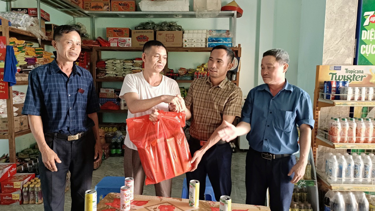 Nhân dịp kỷ niệm 77 năm Ngày Thương binh - Liệt sĩ (27/7/1947 - 27/7/2024), 26/7, các đồng chí lãnh đạo Đảng ủy – HĐND – UBND – UBMTTQ Việt Nam xã Nà Sáy