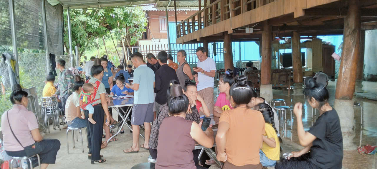 Cán bộ công chức tham gia hỗ trợ, hướng dẫn người dân nộp hồ sơ trên cổng dịch vụ công trực tuyến